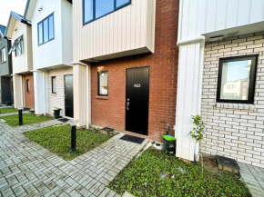 Entire Luxury Cosy Townhouse with Master Bedrooms,10 min to Airport & Sylvia Park